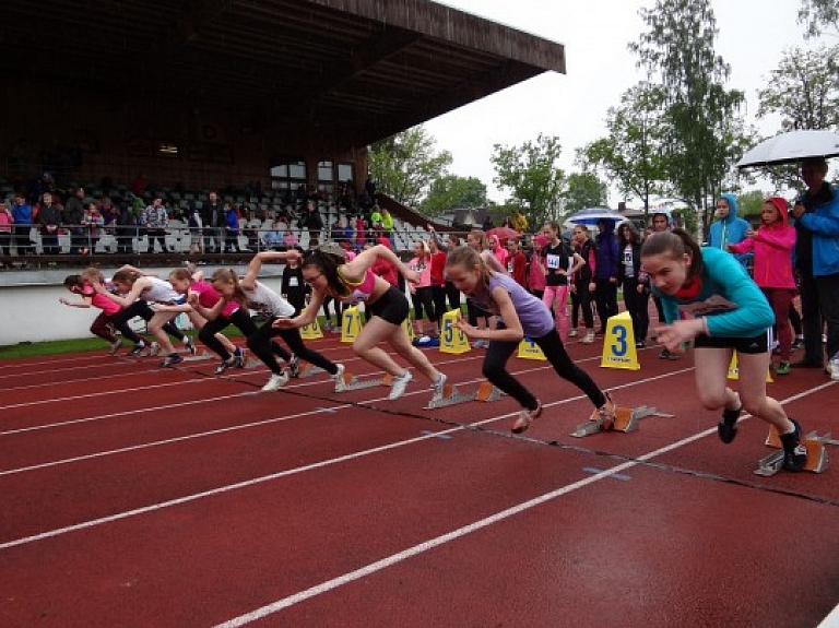 "Valmieras spēles - 2015" vieglatlētikā startē vairāk kā 1000 sportistu