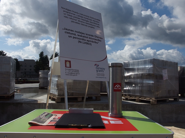 Olaines cietuma resocializācijas centra pamatos iemūrē laika kapsulu