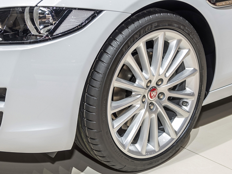 Dunlop riepas ilgi gaidītajam Jaguar XE