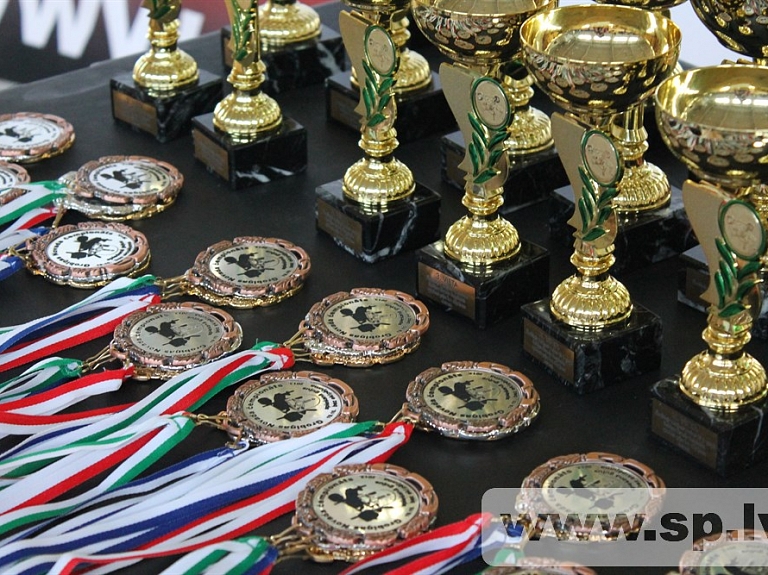 Noticis desmitais Alūksnes novada čempionāts svaru stieņa spiešanā guļus