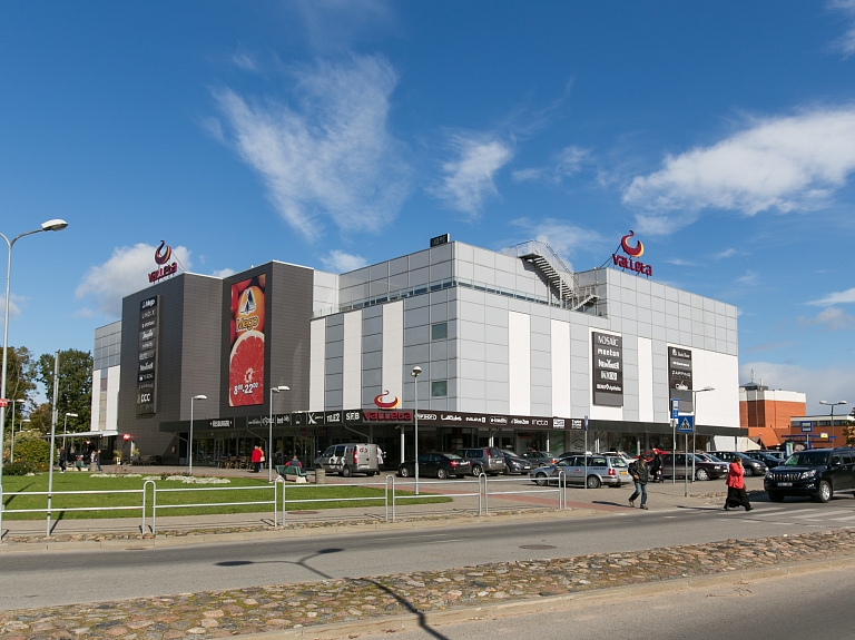 Tirdzniecības centrā "Valleta" apskatāma Aijas Jasūnas gleznu izstāde