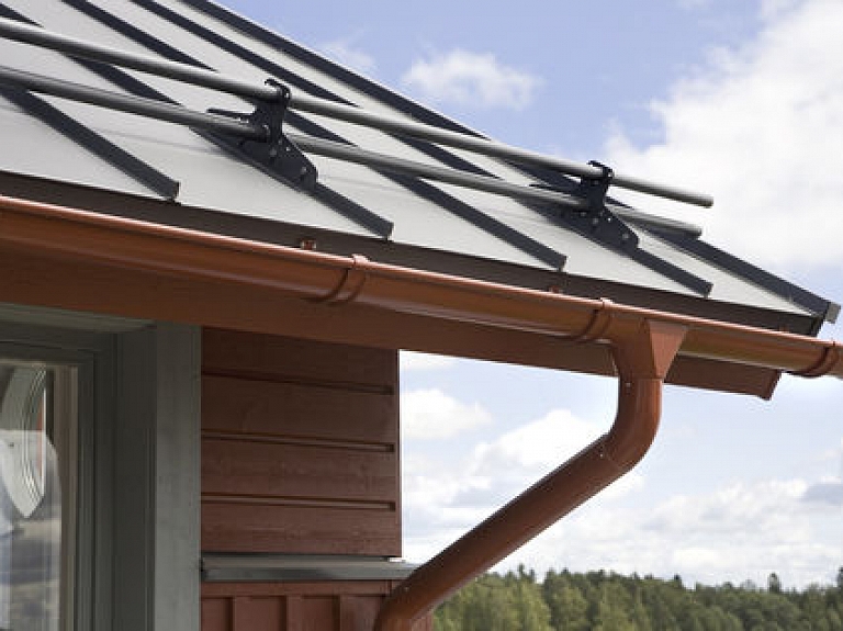 Mājas jumts pats no sevis nenotīrīsies – pirms ziemas jāveic tā apkope!