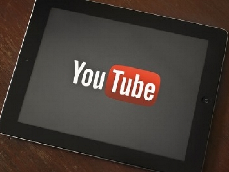 Youtube zvaigznes Makeuparevelīnu mācības gudrai interneta lietošanai