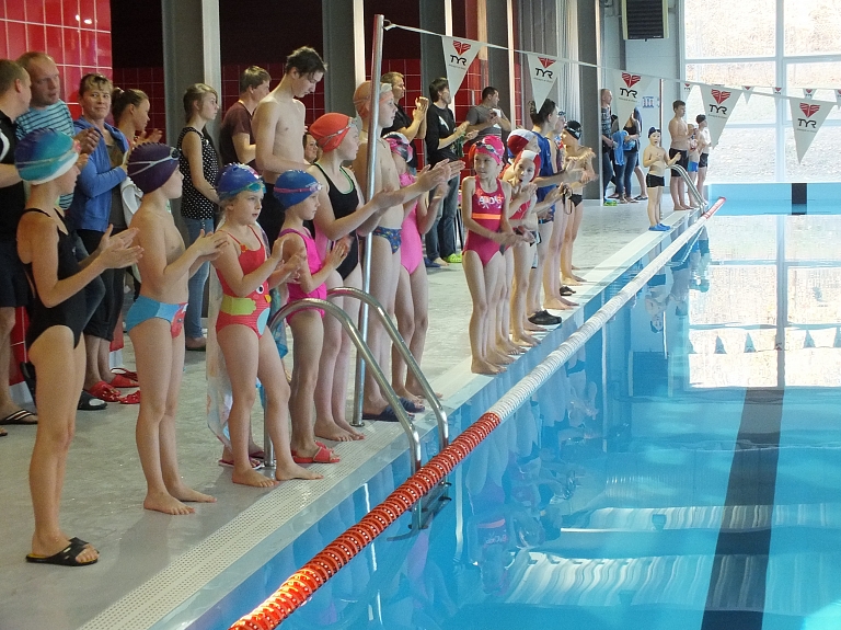 Jēkabpilī sporta peldbaseinā aizvadītas sezonas atklāšanas sacensība peldēšanā