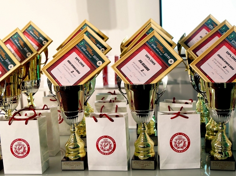 Jēkabpils SS futbola U-16 komanda, spēlētāji un treneri saņem apbalvojumus