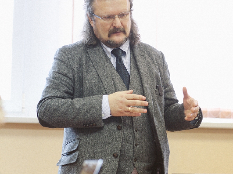 Viedoklis: Kurš būs atbildīgs par bērnu izglītošanu drošas interneta lietošanas jautājumos