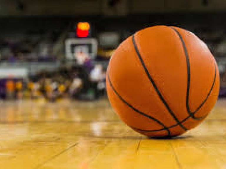 Turpinās cīņas pilsētas čempionātā basketbolā
