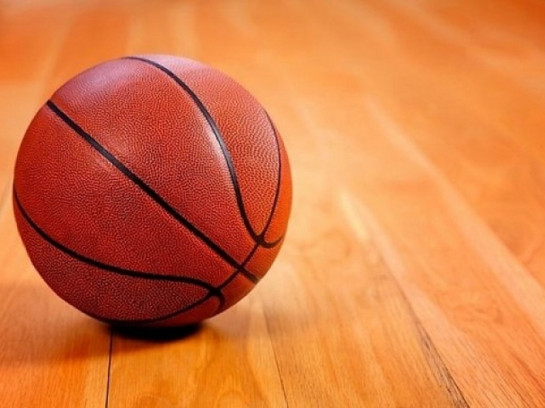 Pilsētas čempionātā basketbolā komandas demonstrē pārliecinošu sniegumu