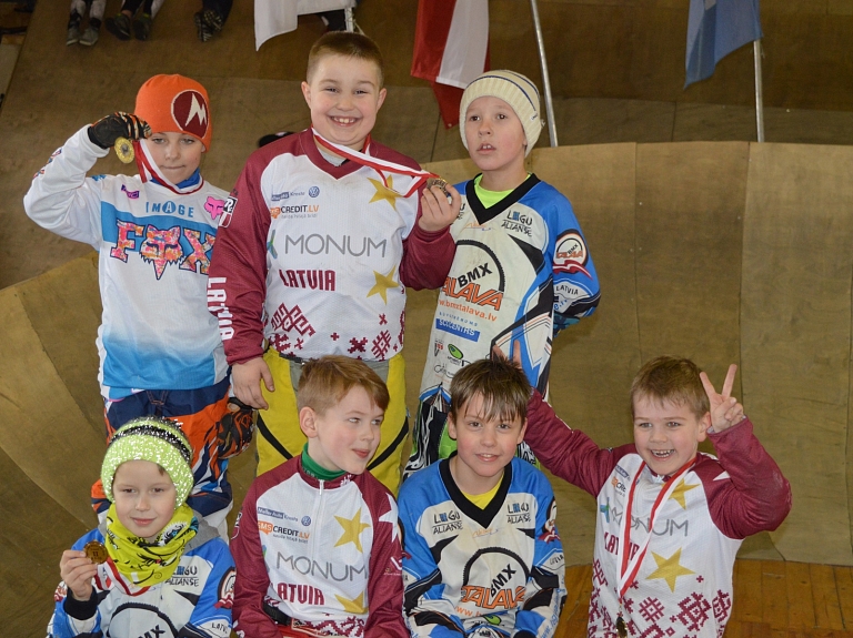 BMX "Tālava" sportisti pabeiguši ziemas sezonu Tartu