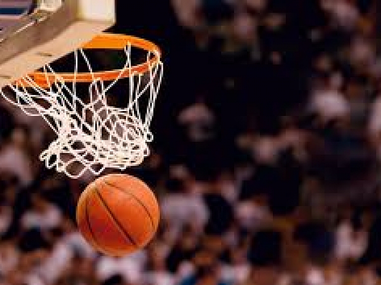 Jauno basketbolistu sasniegumi un kritieni brīvdienās