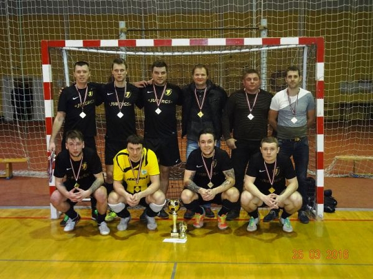 Telpu futbolā čempionu tituls "Jubergam"