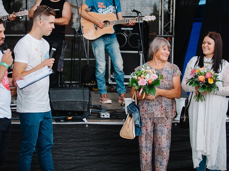 Dziedātājs Mārtiņš Jātnieks piepilda baušķenieces Lienes Lotes sapni