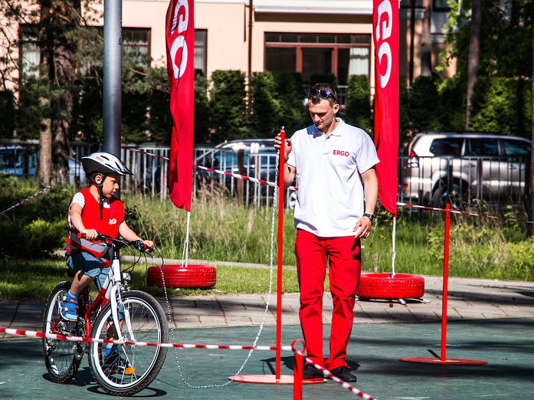 Bērni izprot velo aizsargekipējuma nepieciešamību; grūtības sagādā dažādu šķēršļu pārvarēšana