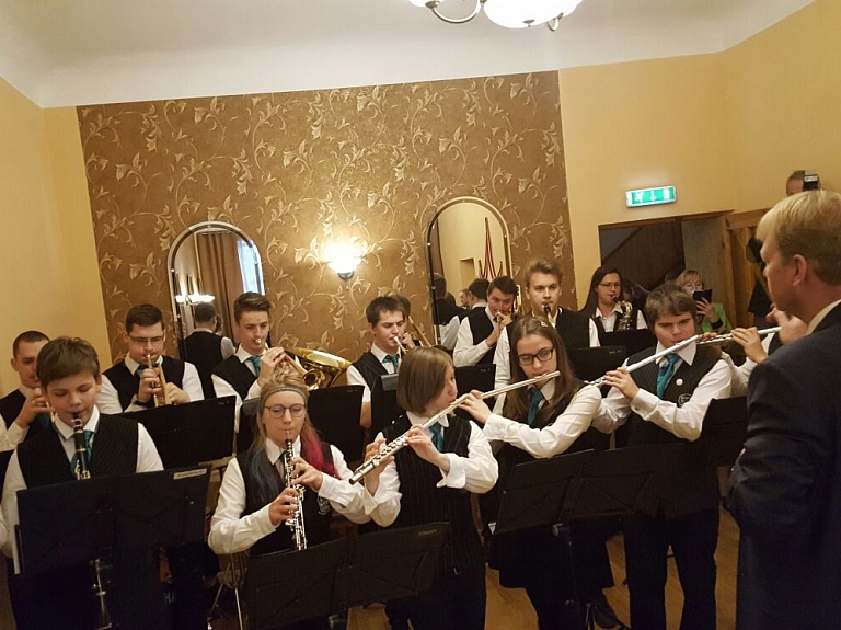 Bauskas pansionātā Valsts svētkus sagaida ar muzikālu pārsteigumu