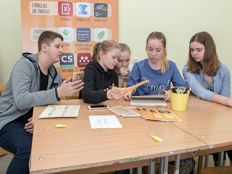 Jelgavas skolēni apgūst digitālo rīku pielietošanu mācībās