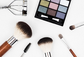 Kosmētikas tirgotāja "Avon Cosmetics" apgrozījums pērn saruka par 4,9%
