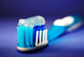 Zobu kopšana nav tikai to tīrīšana: 5 lietas, kuras vēl vari darīt savu zobu labā

