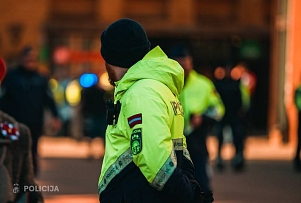 В центре Даугавпилсa голая женщина повредила несколько автомобилей: ее доставили в медучреждение