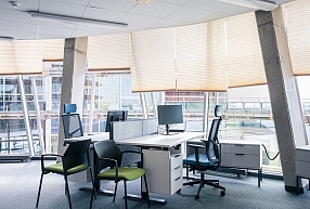 Kā ar biroja mēbelēm var izveidot pārdomātu un visām darbinieku vajadzībām ērtu vidi?