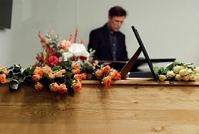 Personalizētas bēres – mūzika, atvadu runas un rituāli, kas atspoguļo aizgājēja dzīvi