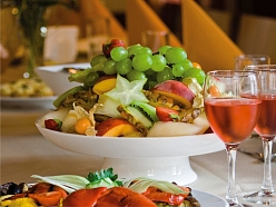 Pastnieka mājas virtuve piedāvā gardus ēdienus un izsmalcinātu pasniegšanu īpašiem mirkļiem.