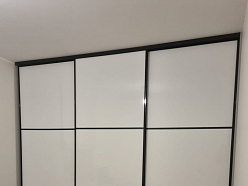 Skapji ar bīdāmām durvīm