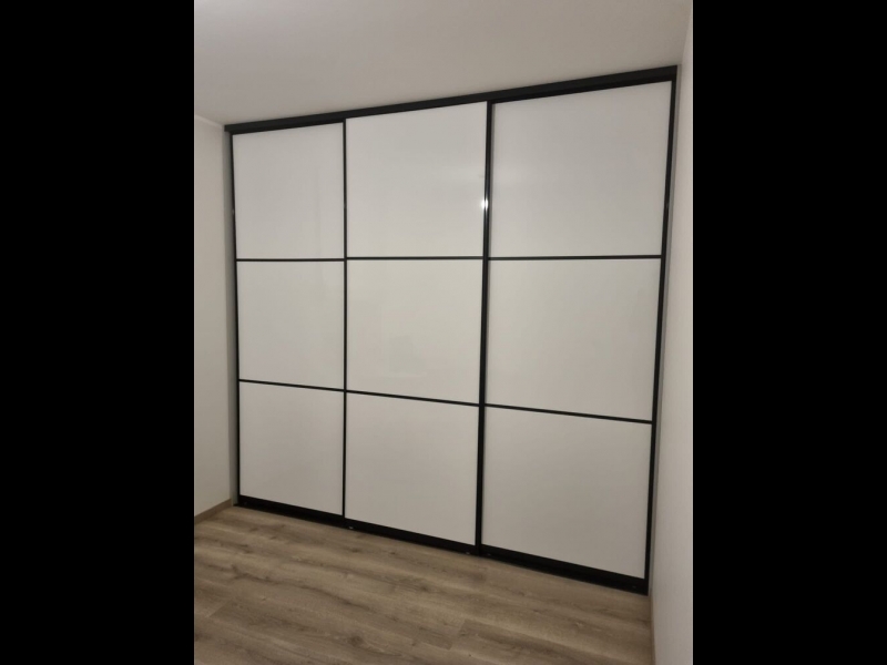 Skapji ar bīdāmām durvīm