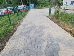 Bruģēts piebraucamais ceļš ar pelēko bruģi