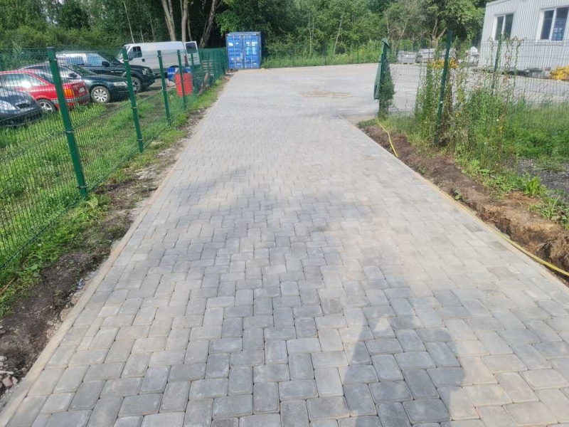 Bruģēts piebraucamais ceļš ar pelēko bruģi