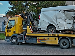 Evakuators transportē bojātu transportlīdzekli.