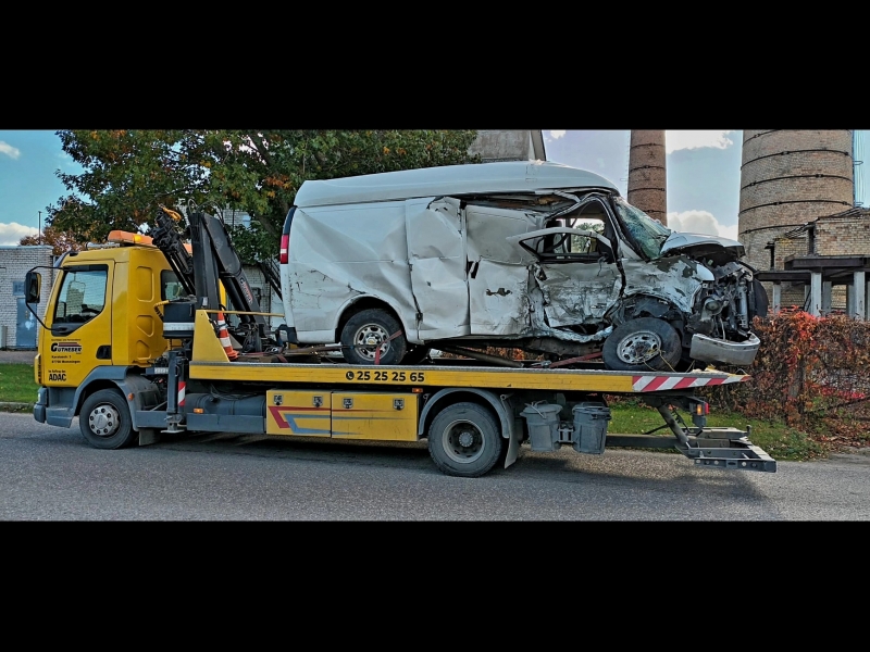 Evakuators transportē bojātu transportlīdzekli.