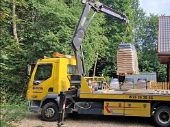 smagu kravu, piemēram, smiltis un celtniecības materiālus, transportēšanu ar krānu.