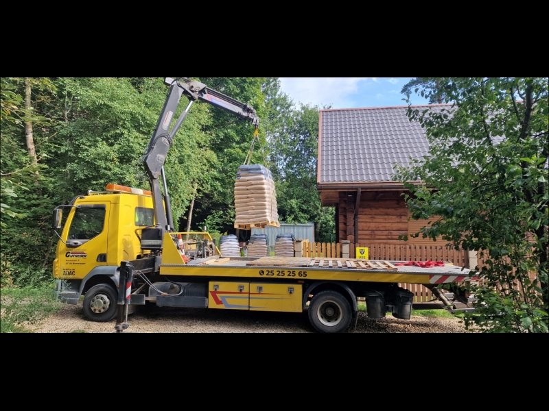 smagu kravu, piemēram, smiltis un celtniecības materiālus, transportēšanu ar krānu.