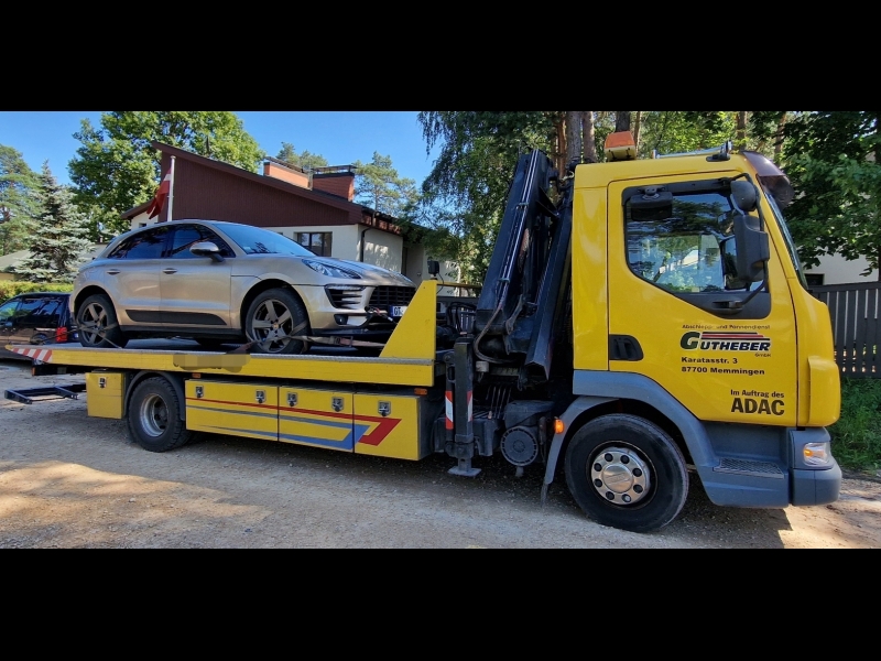 Automobiļa evakuācija ar evakuatora palīdzību.