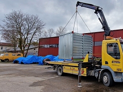 plastmasas konteinerus pārvadāšana no vietas uz citu