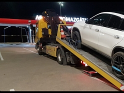 Mercedes-Benz automobiļa evakuācija no stāvvietas.