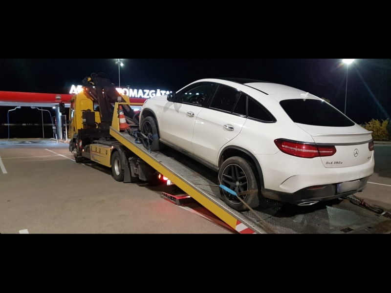 Mercedes-Benz automobiļa evakuācija no stāvvietas.