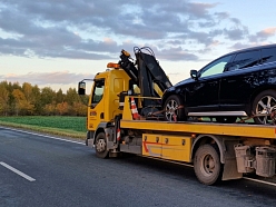 Evakuators pārvadā auto no ceļa uz tuvāko remonta darbnīcu.