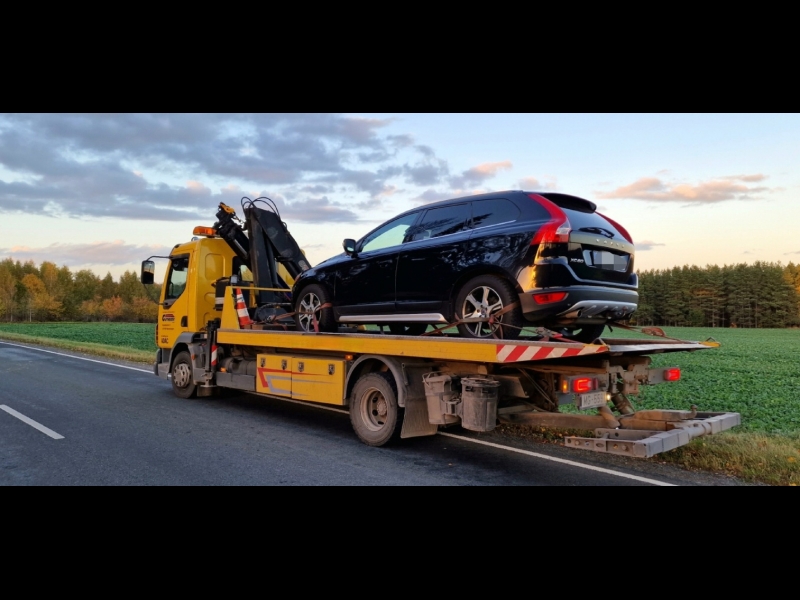 Evakuators pārvadā auto no ceļa uz tuvāko remonta darbnīcu.