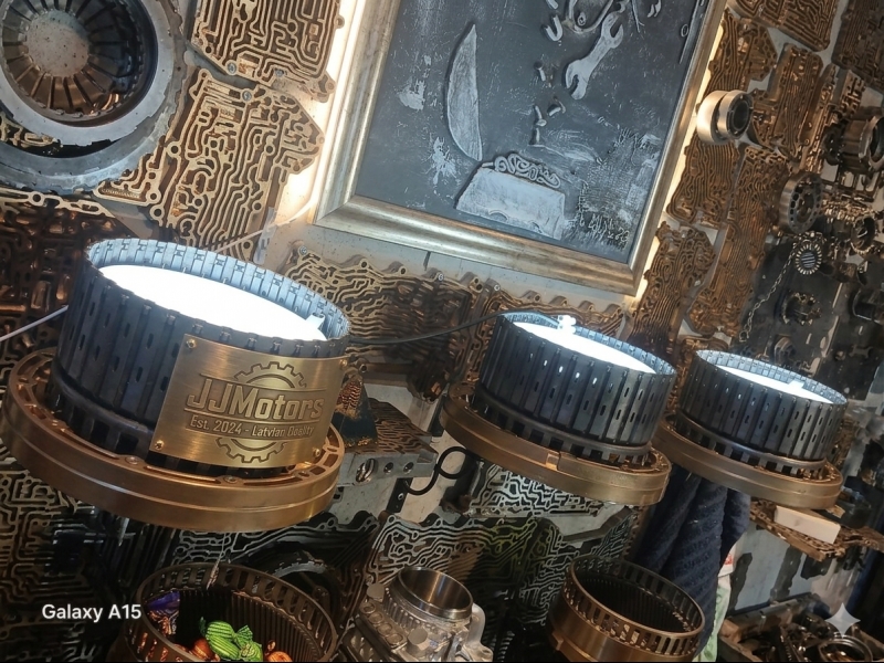 Industriālās lampas un dizaina objekti