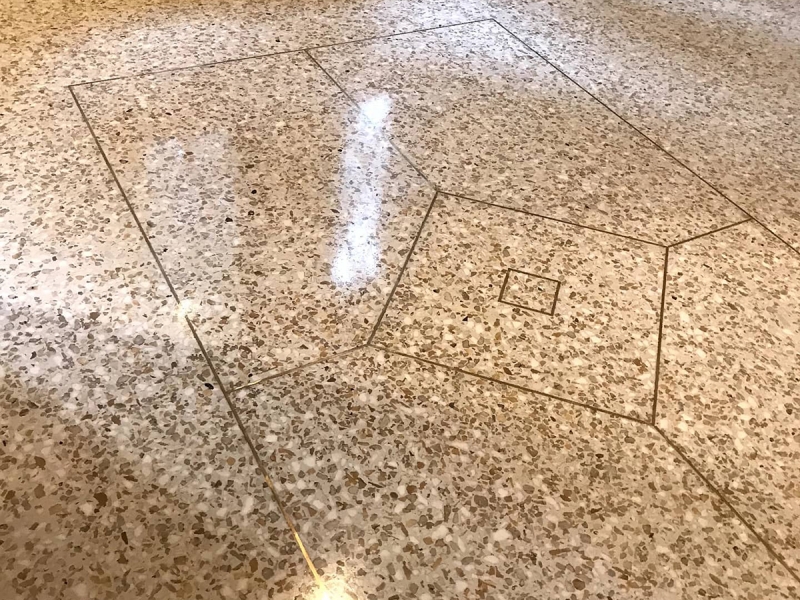 Dekoratīva betona grīda ar akmens tekstūru