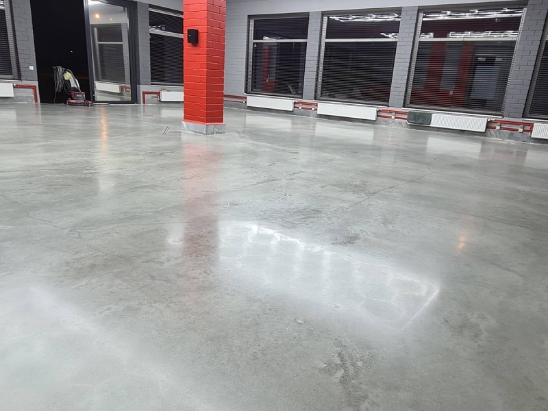 Pulēta betona grīda komerctelpās