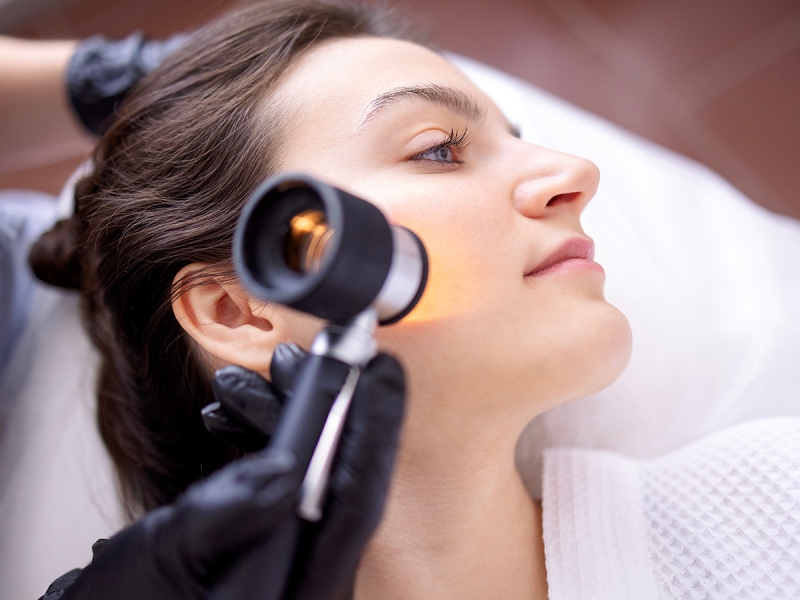 Ādas diagnostika ar dermatoskopu sejas zonā, ļaujot precīzi izvērtēt dzimumzīmes, pigmentācijas izmaiņas un citas ādas struktūras.