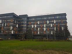 Stiklota ēkas fasāde