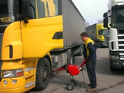 Kravas transporta riteņu maiņa un skrūvju pievilkšana