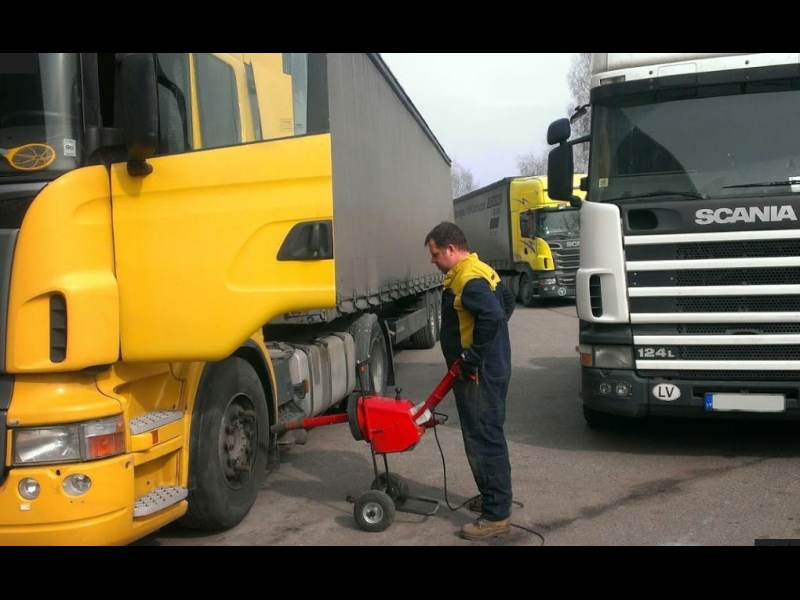 Kravas transporta riteņu maiņa un skrūvju pievilkšana