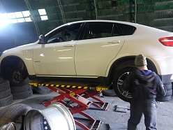 Vieglo auto un apvidus auto riepu maiņa un balansēšana