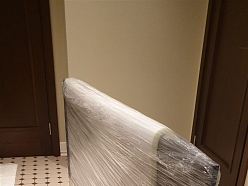 Droša mēbeļu iepakošana plēvē