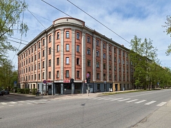Pirmskara daudzdzīvokļu koka māja