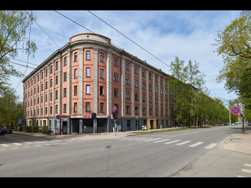 Pirmskara daudzdzīvokļu koka māja